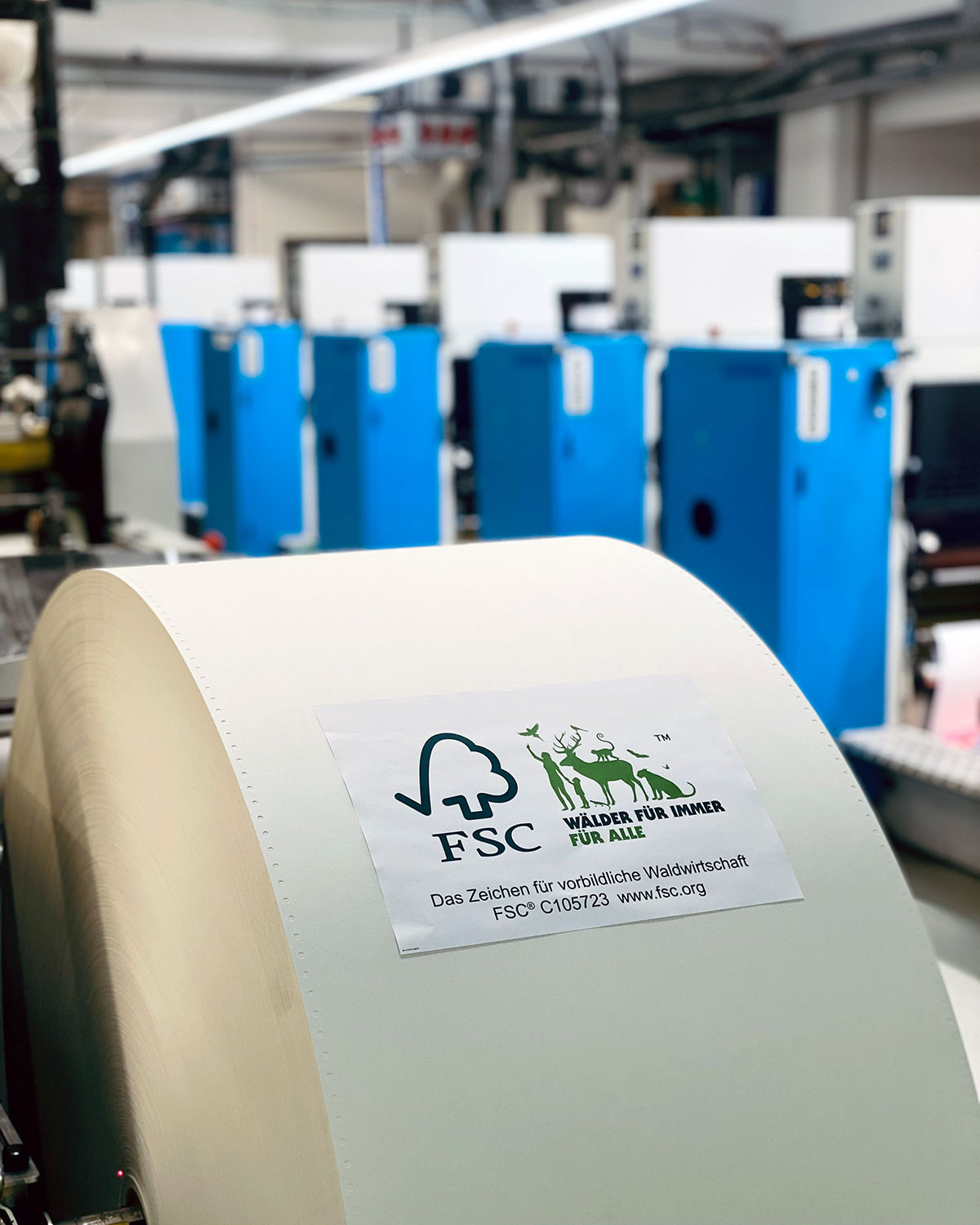 Eine Papierrolle, auf der das FSC-Zertifizierung Logo deutlich sichtbar ist und umweltfreundlich hergestellt wurde.